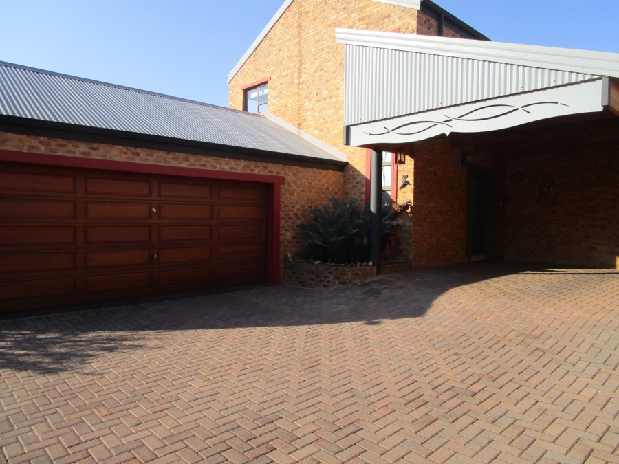 4 Bedroom Property for Sale in Die Hoewes Gauteng