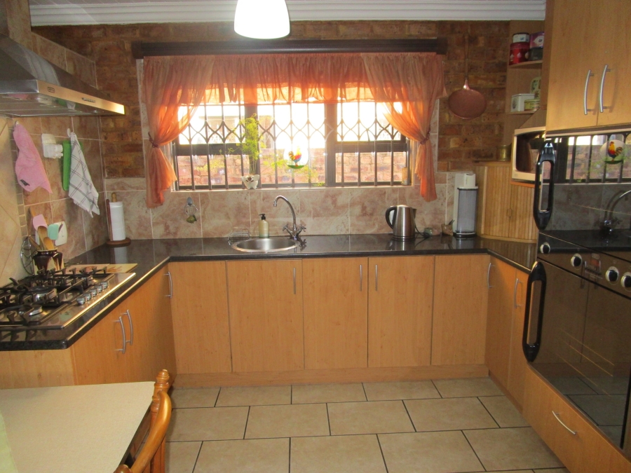 4 Bedroom Property for Sale in Die Hoewes Gauteng