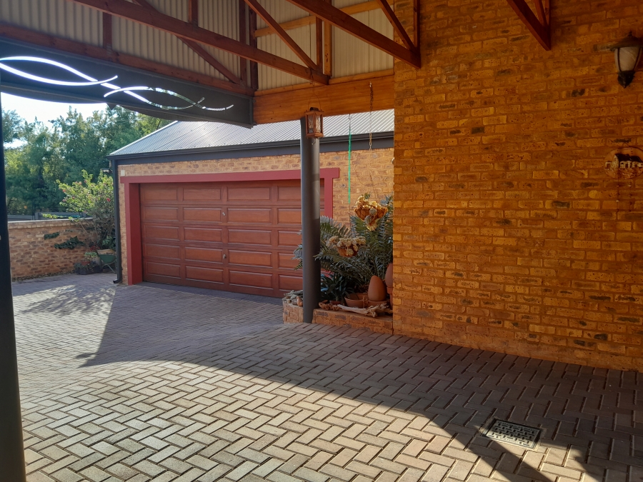 4 Bedroom Property for Sale in Die Hoewes Gauteng