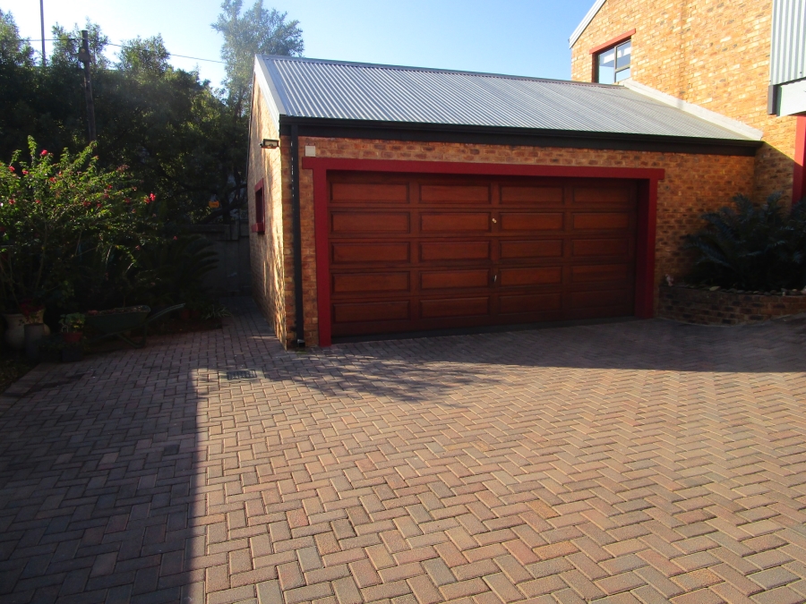 4 Bedroom Property for Sale in Die Hoewes Gauteng