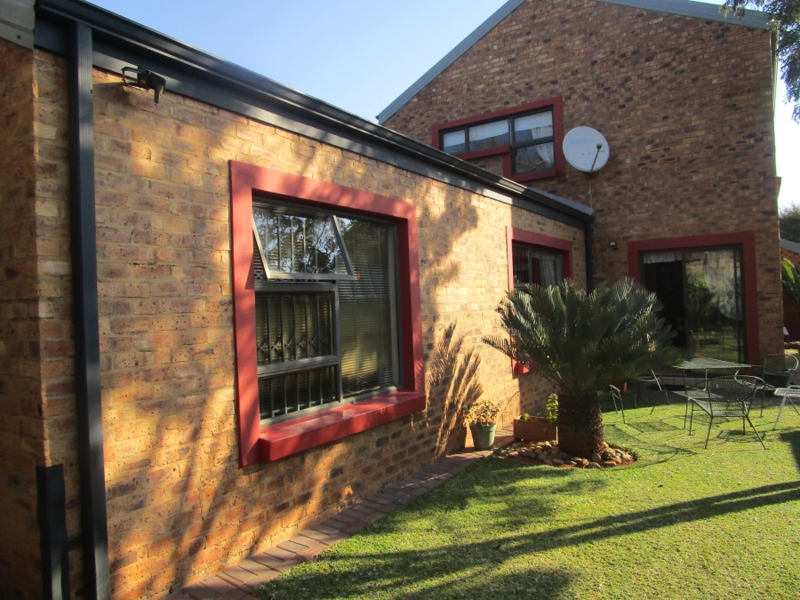 4 Bedroom Property for Sale in Die Hoewes Gauteng