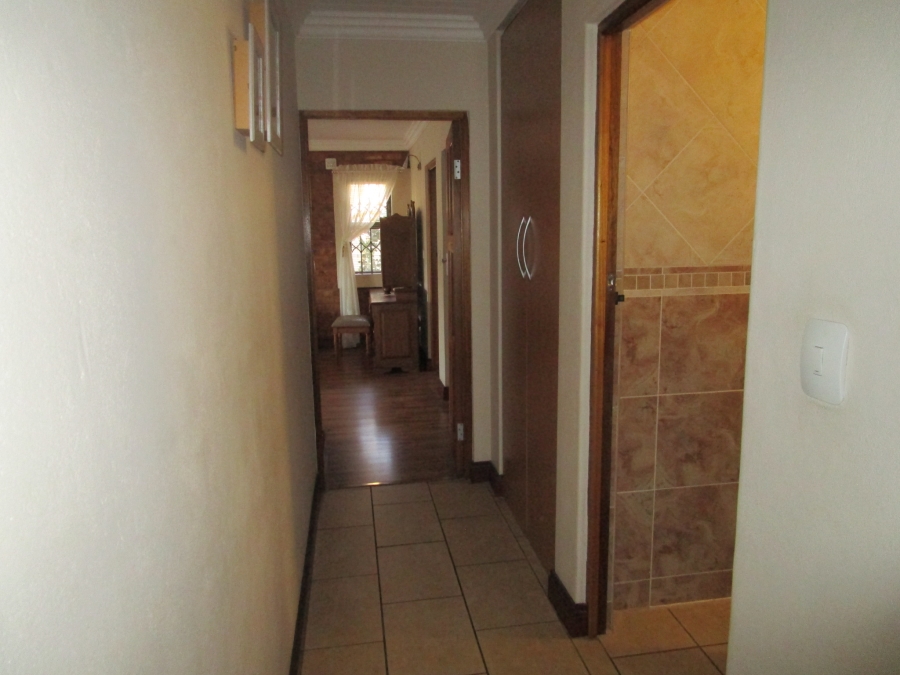 4 Bedroom Property for Sale in Die Hoewes Gauteng