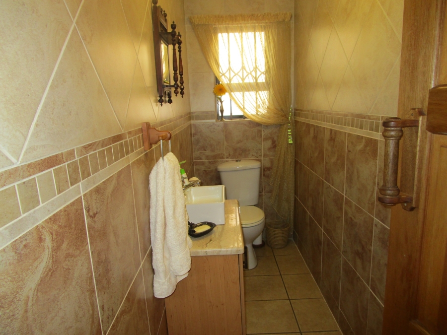 4 Bedroom Property for Sale in Die Hoewes Gauteng