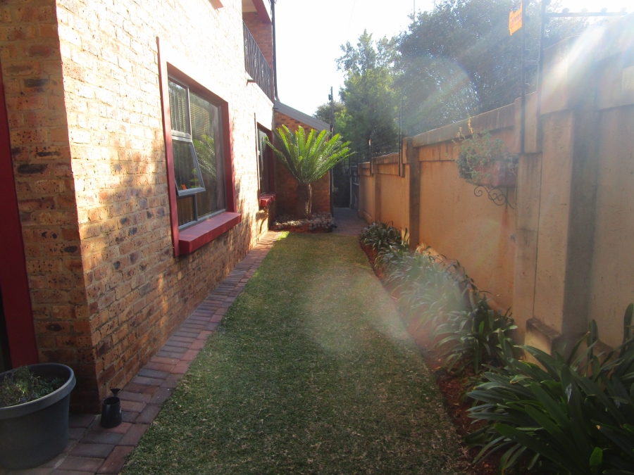 4 Bedroom Property for Sale in Die Hoewes Gauteng