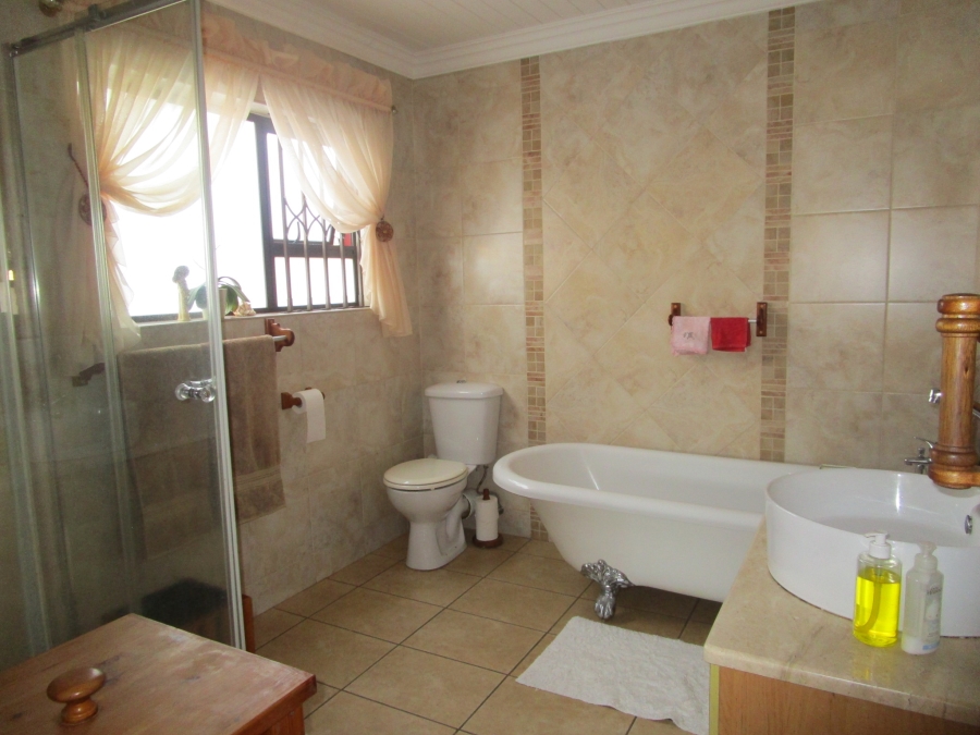 4 Bedroom Property for Sale in Die Hoewes Gauteng