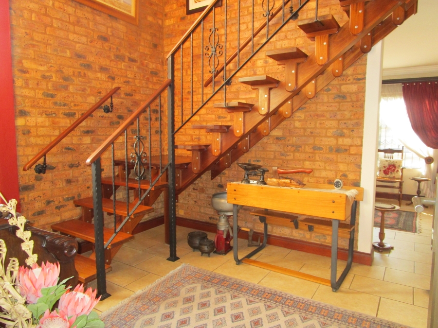 4 Bedroom Property for Sale in Die Hoewes Gauteng