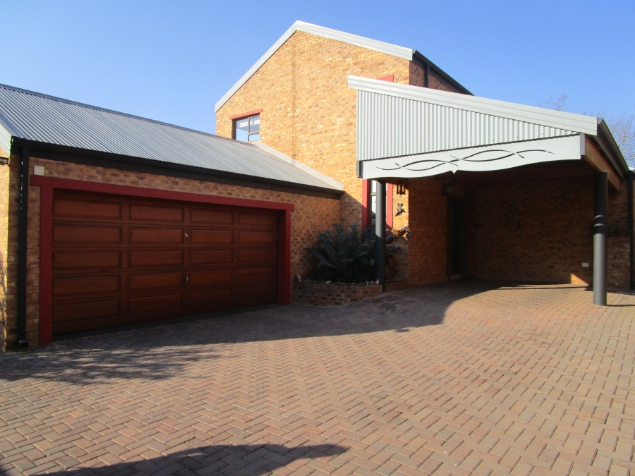 4 Bedroom Property for Sale in Die Hoewes Gauteng