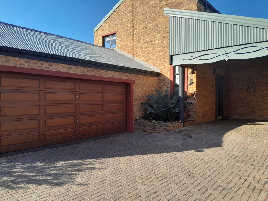 4 Bedroom Property for Sale in Die Hoewes Gauteng