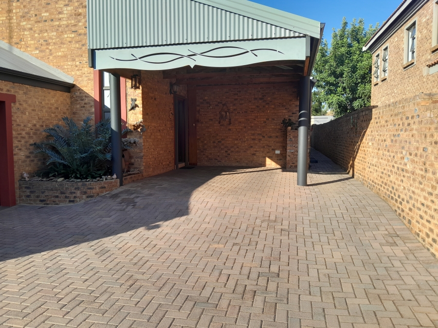 4 Bedroom Property for Sale in Die Hoewes Gauteng