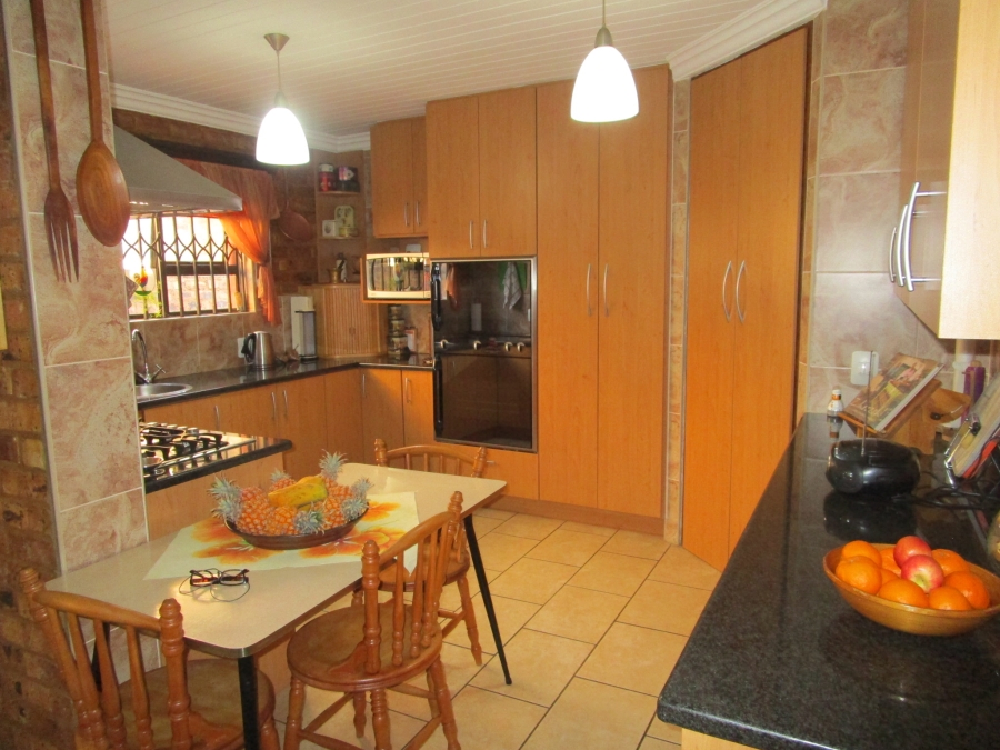 4 Bedroom Property for Sale in Die Hoewes Gauteng