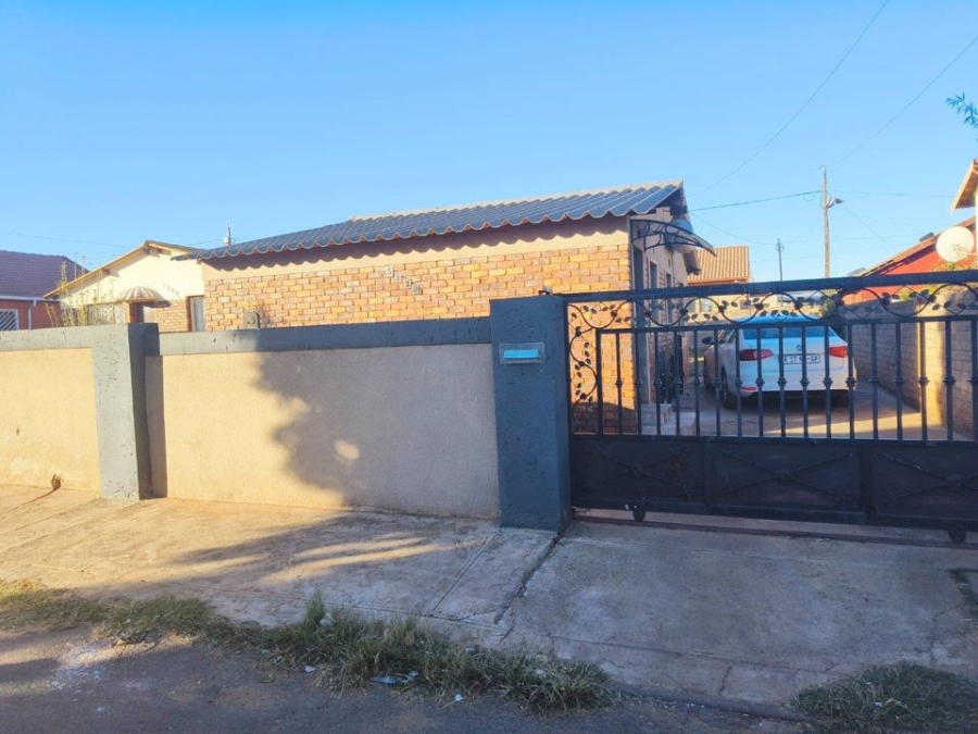 2 Bedroom Property for Sale in Mohlakeng Gauteng