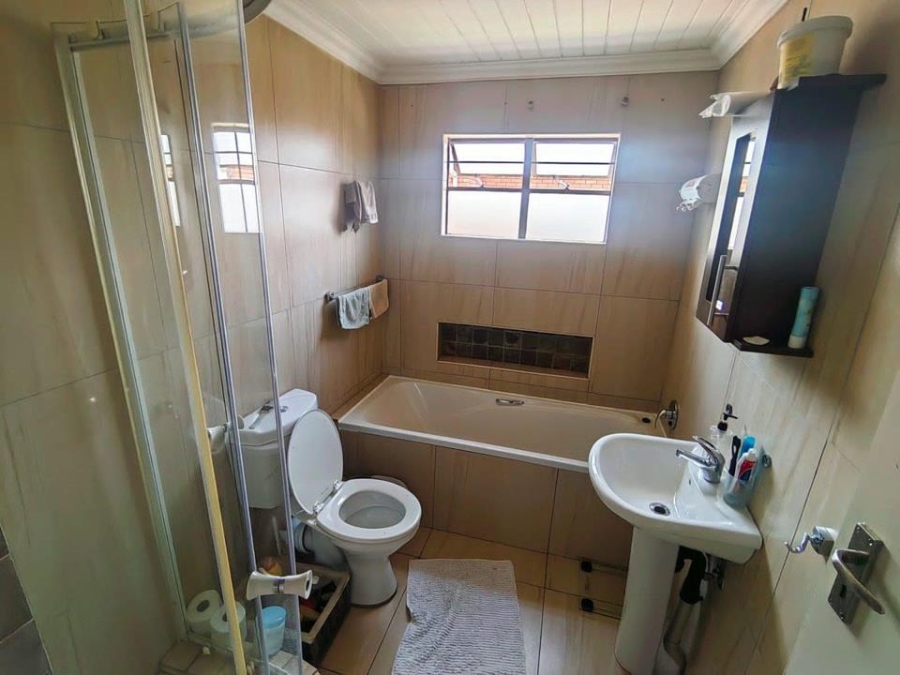 2 Bedroom Property for Sale in Andeon Gauteng