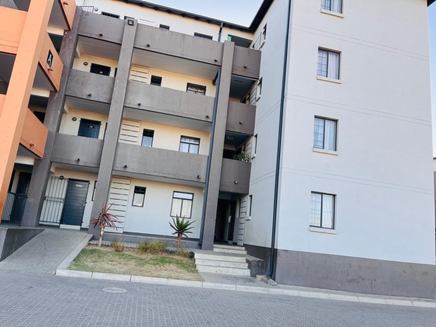 To Let 2 Bedroom Property for Rent in Fleurhof Gauteng