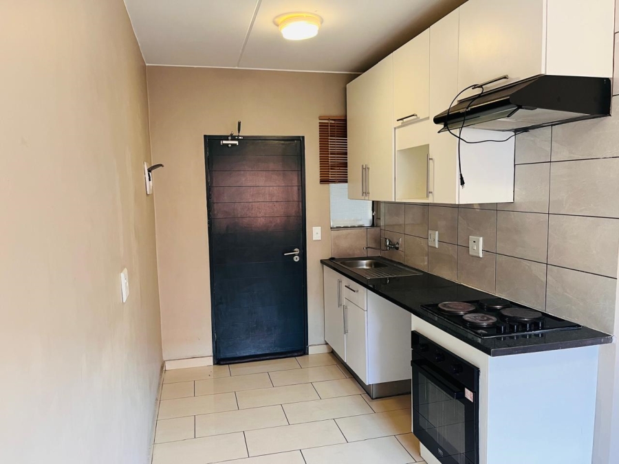 To Let 2 Bedroom Property for Rent in Fleurhof Gauteng