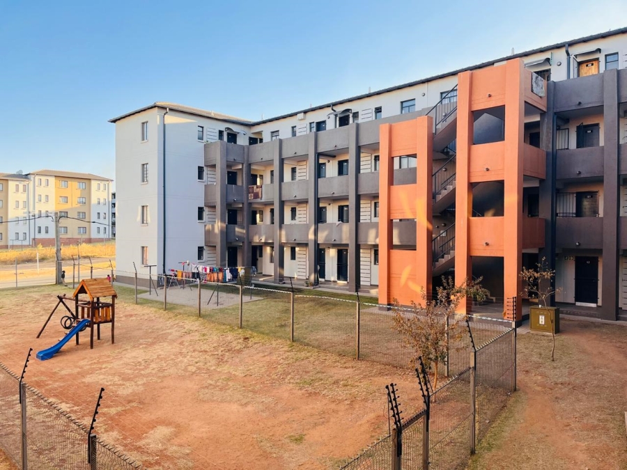 To Let 2 Bedroom Property for Rent in Fleurhof Gauteng