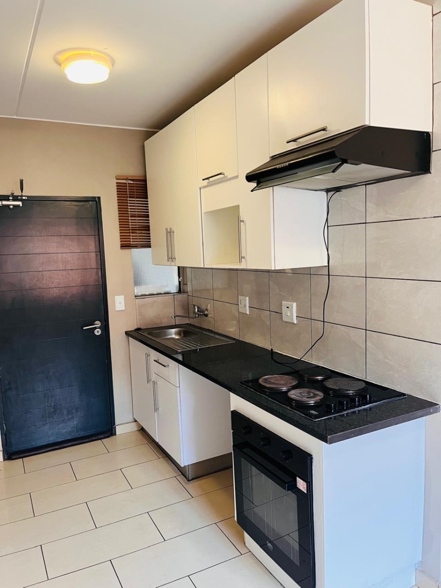 To Let 2 Bedroom Property for Rent in Fleurhof Gauteng