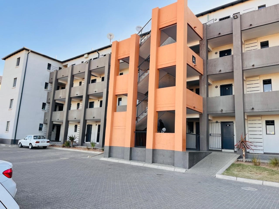 To Let 2 Bedroom Property for Rent in Fleurhof Gauteng