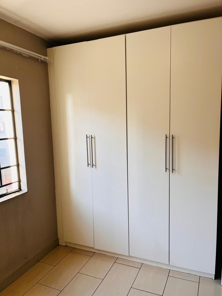 To Let 2 Bedroom Property for Rent in Fleurhof Gauteng