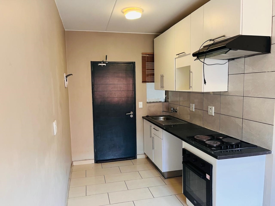 To Let 2 Bedroom Property for Rent in Fleurhof Gauteng