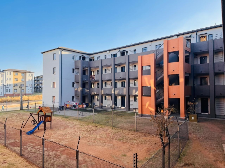 To Let 2 Bedroom Property for Rent in Fleurhof Gauteng