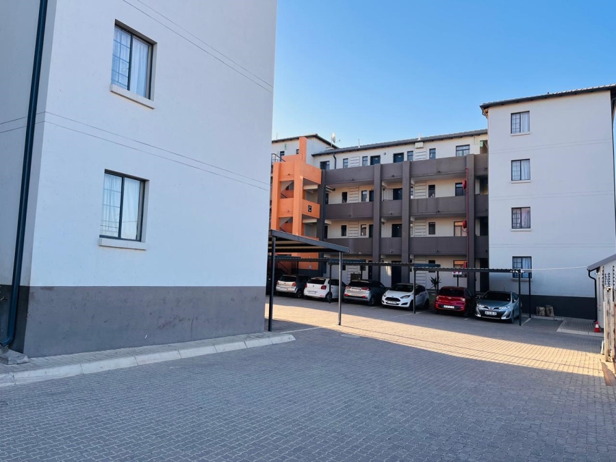 To Let 2 Bedroom Property for Rent in Fleurhof Gauteng