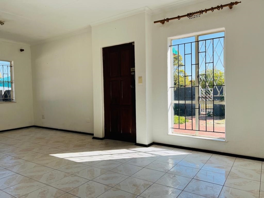 To Let 4 Bedroom Property for Rent in Fleurhof Gauteng