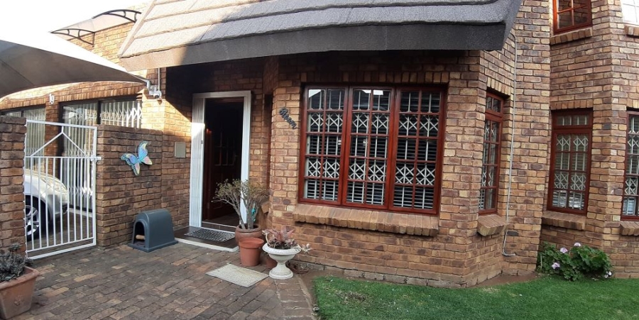 4 Bedroom Property for Sale in Dayanglen Gauteng