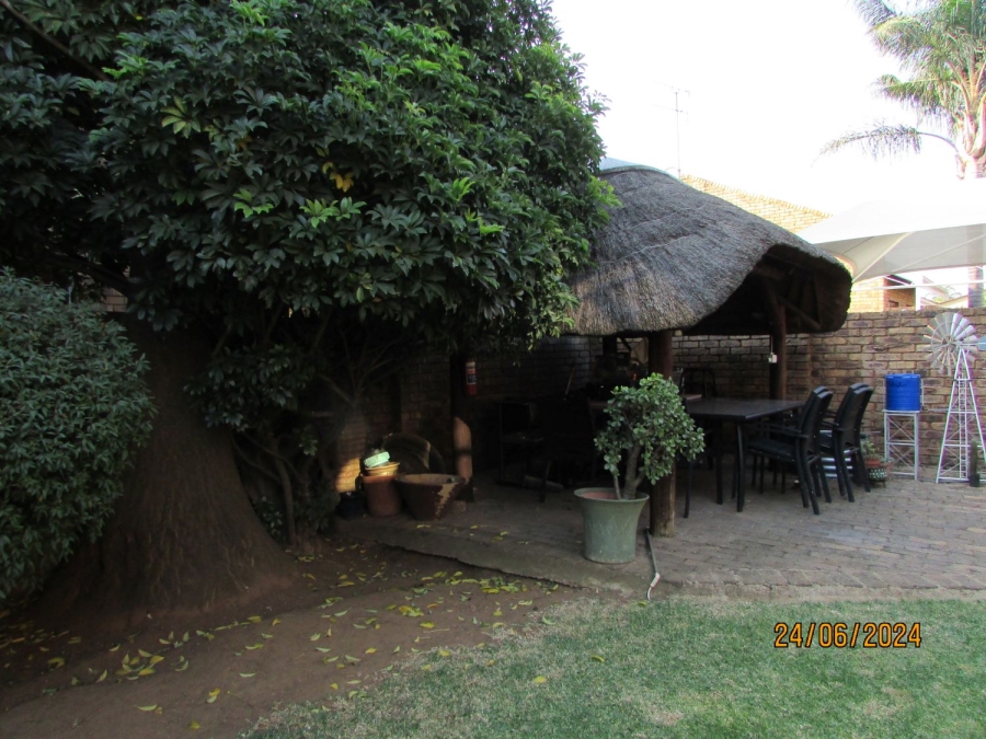 4 Bedroom Property for Sale in Dayanglen Gauteng