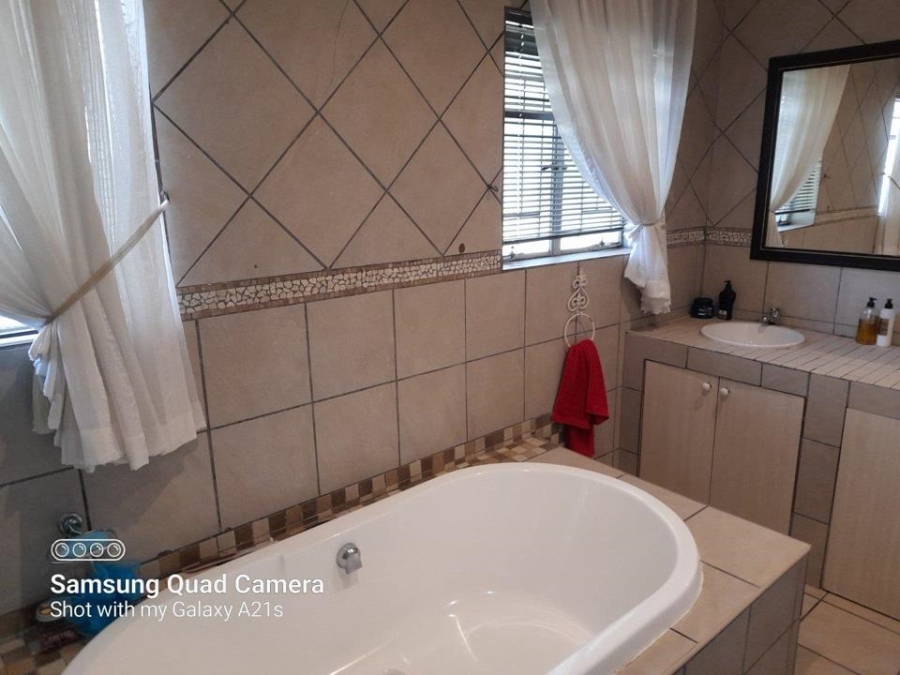 4 Bedroom Property for Sale in Helderkruin Gauteng