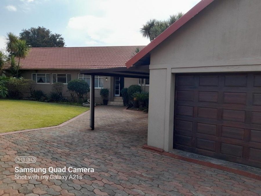 4 Bedroom Property for Sale in Helderkruin Gauteng