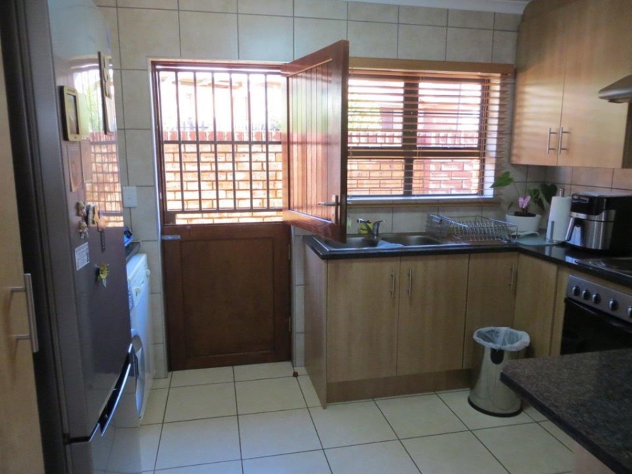 2 Bedroom Property for Sale in Featherbrooke Hills Retirement Gauteng