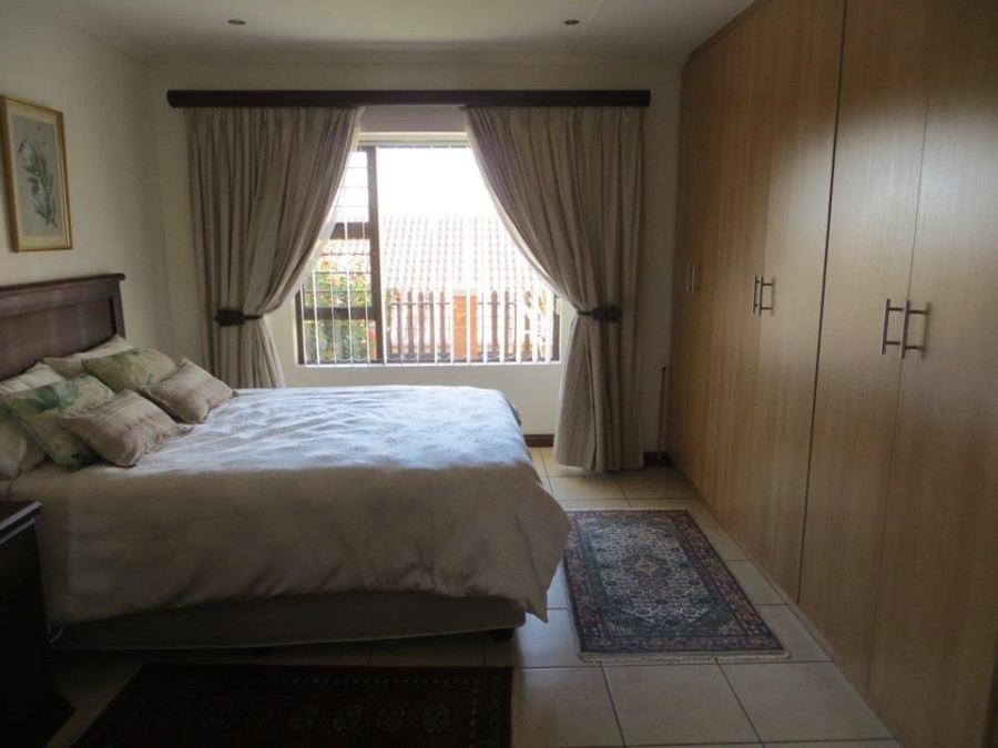 2 Bedroom Property for Sale in Featherbrooke Hills Retirement Gauteng