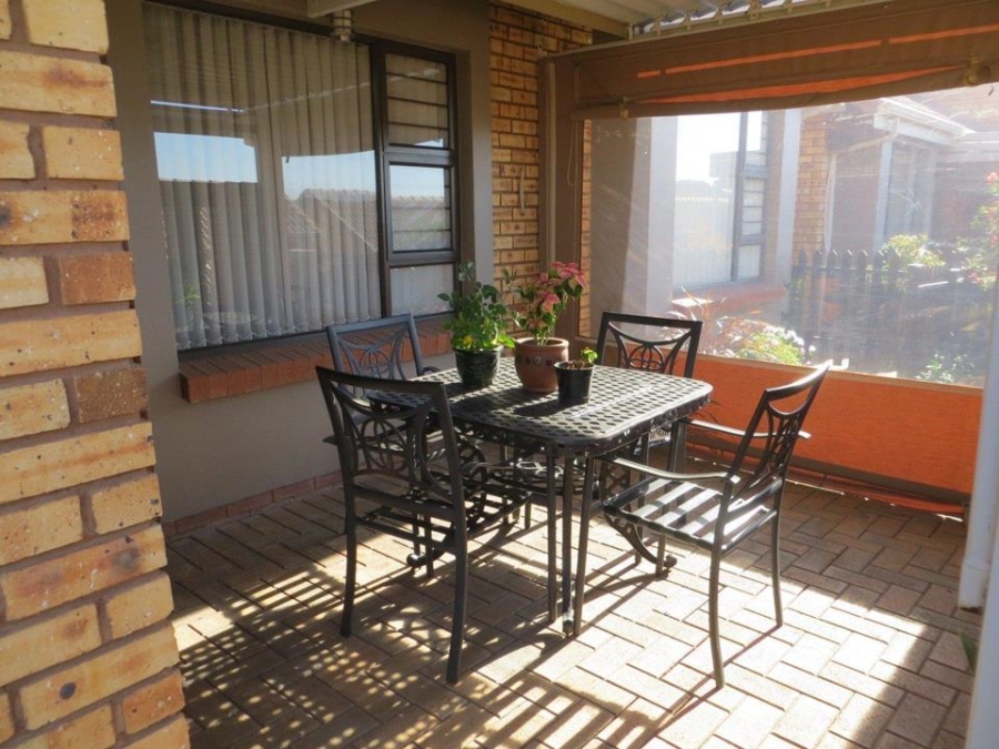 2 Bedroom Property for Sale in Featherbrooke Hills Retirement Gauteng