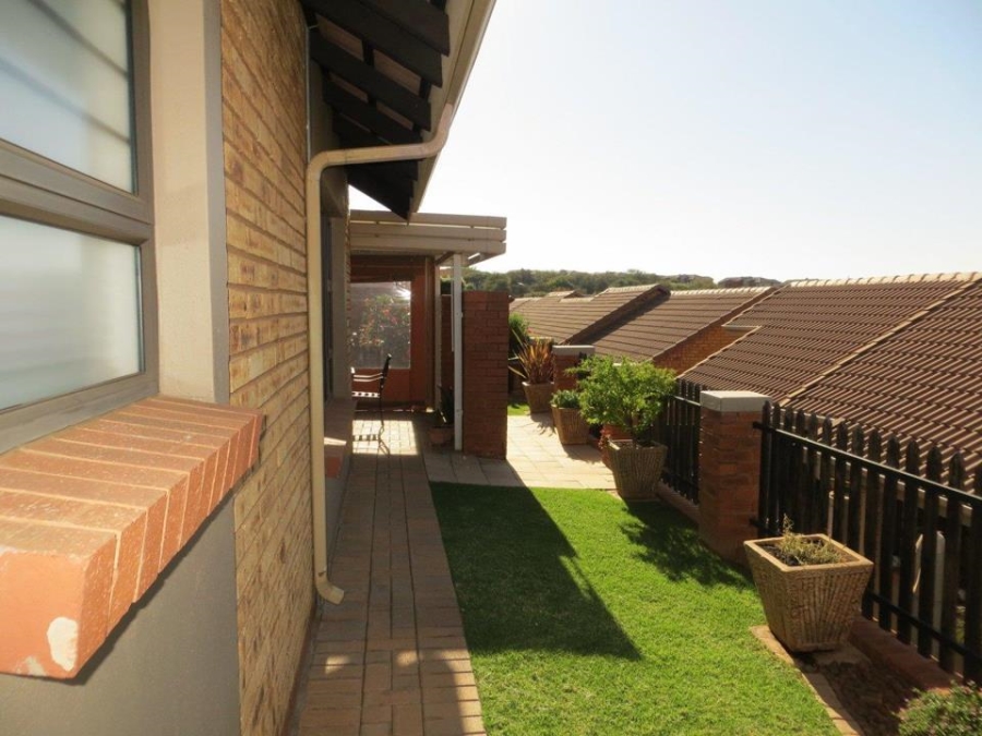 2 Bedroom Property for Sale in Featherbrooke Hills Retirement Gauteng