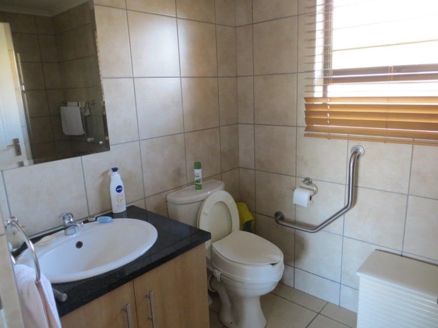 2 Bedroom Property for Sale in Featherbrooke Hills Retirement Gauteng