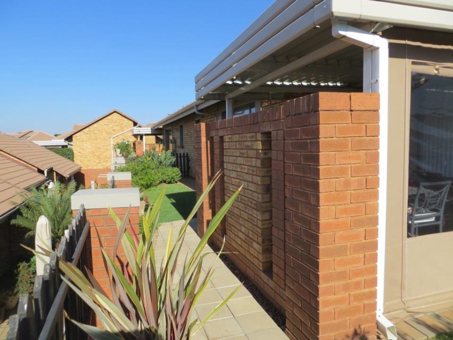 2 Bedroom Property for Sale in Featherbrooke Hills Retirement Gauteng