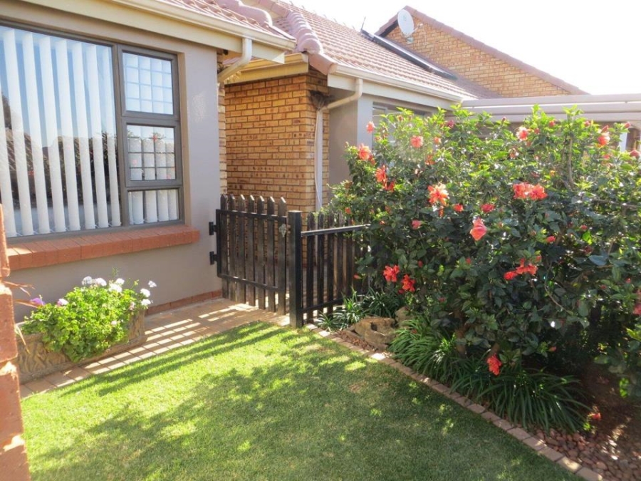 2 Bedroom Property for Sale in Featherbrooke Hills Retirement Gauteng