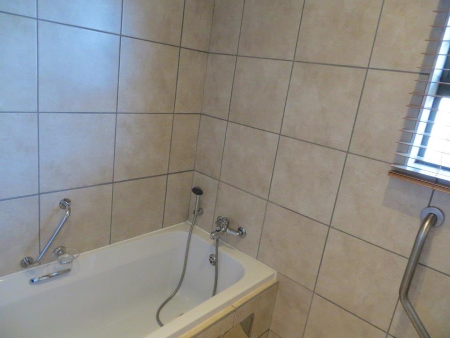 2 Bedroom Property for Sale in Featherbrooke Hills Retirement Gauteng