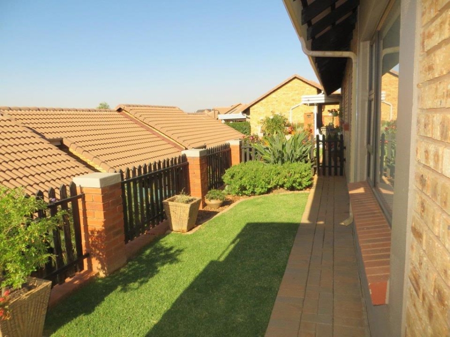 2 Bedroom Property for Sale in Featherbrooke Hills Retirement Gauteng