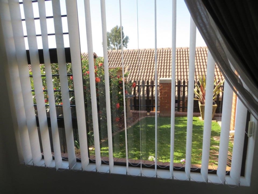 2 Bedroom Property for Sale in Featherbrooke Hills Retirement Gauteng