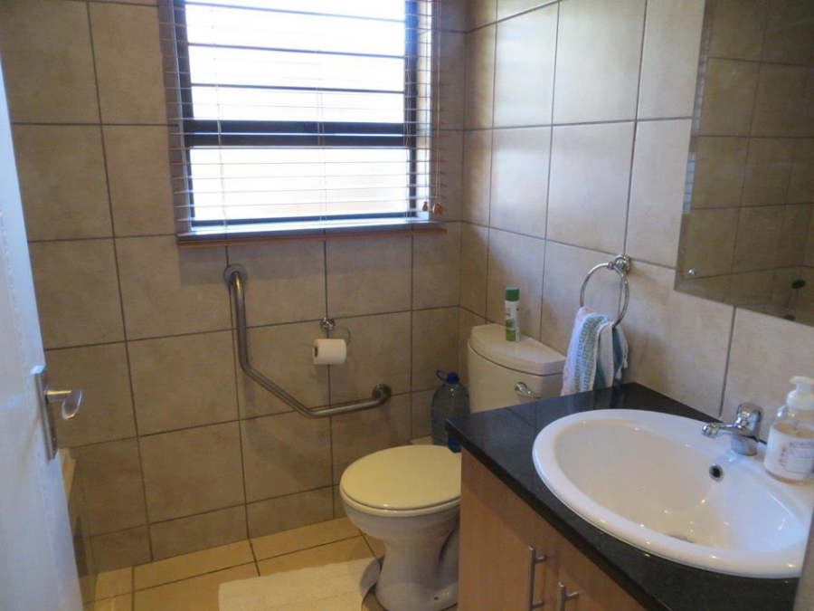 2 Bedroom Property for Sale in Featherbrooke Hills Retirement Gauteng