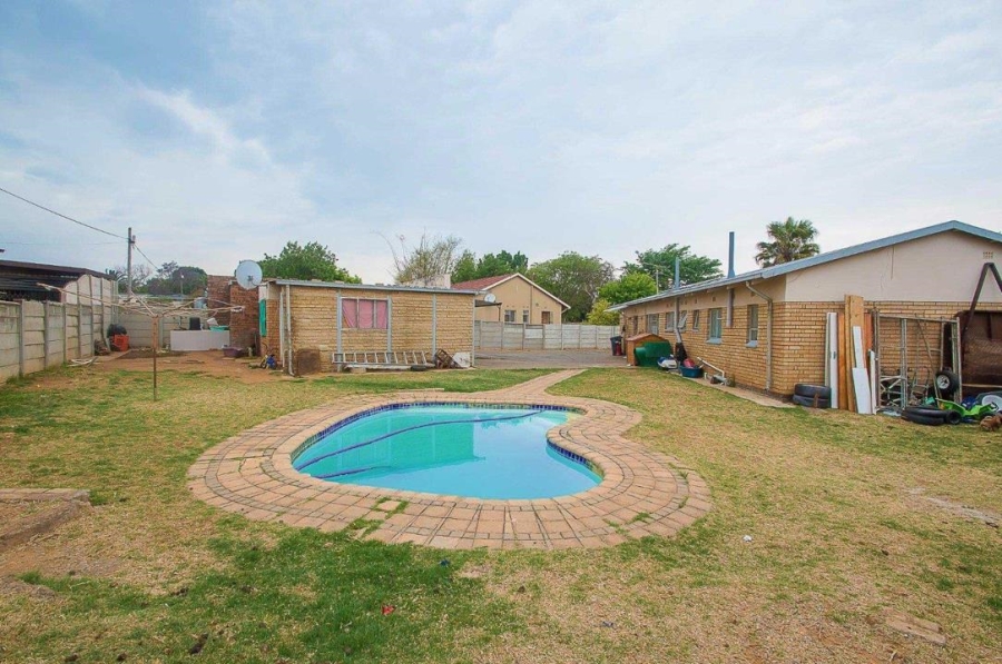 4 Bedroom Property for Sale in Witpoortjie Gauteng