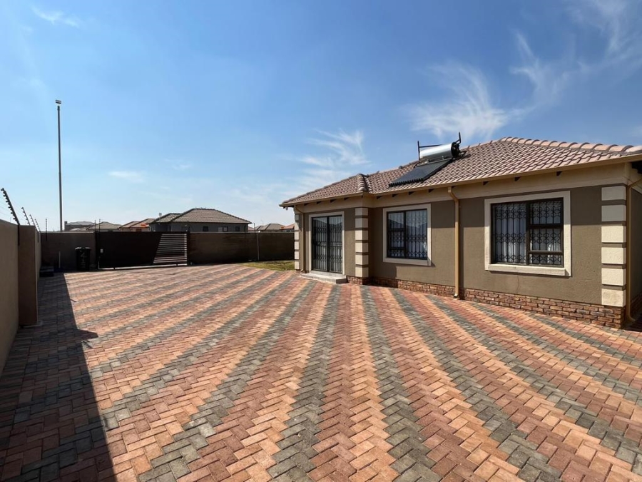 3 Bedroom Property for Sale in Azaadville Gardens Gauteng