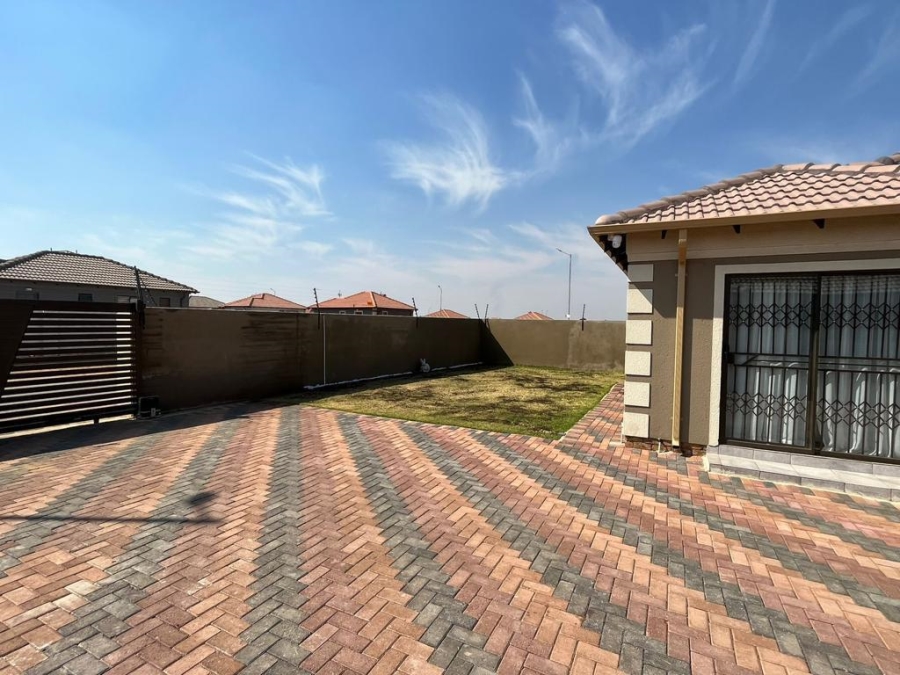 3 Bedroom Property for Sale in Azaadville Gardens Gauteng