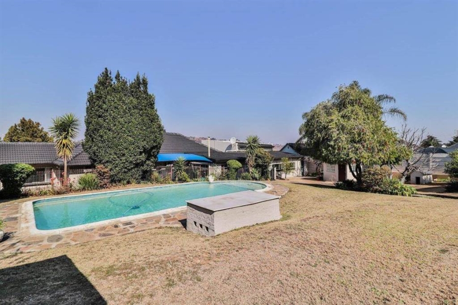 5 Bedroom Property for Sale in Linmeyer Gauteng