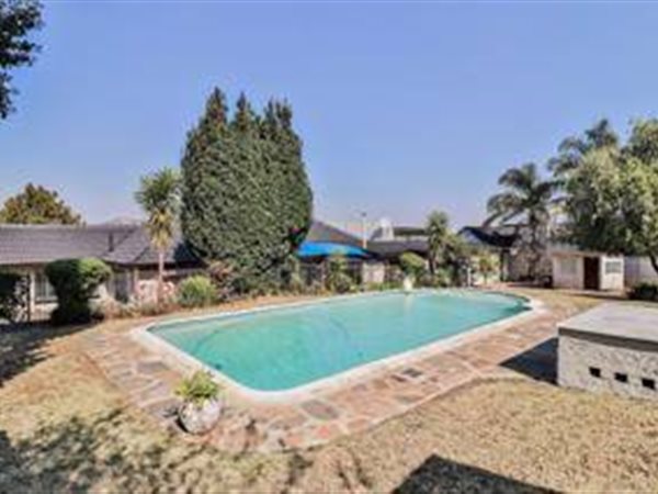 5 Bedroom Property for Sale in Linmeyer Gauteng