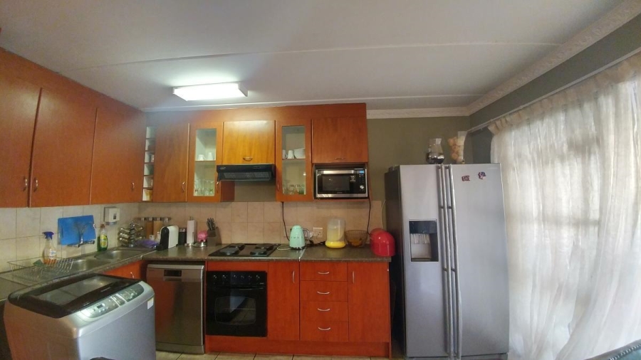 2 Bedroom Property for Sale in Wilgeheuwel Gauteng