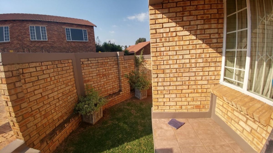 2 Bedroom Property for Sale in Wilgeheuwel Gauteng