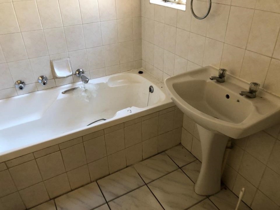 1 Bedroom Property for Sale in Radiokop Gauteng