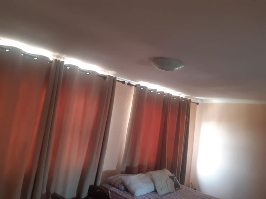 5 Bedroom Property for Sale in Olievenhoutbosch Gauteng